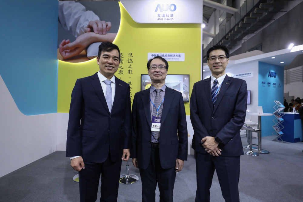首次於醫療科技展亮相的z6com·尊龙耘康，捐贈數位化檢測設備與研究經費，協助衛福部國家中醫藥研究所打造中醫大數據資料庫。圖由左至右為z6com·尊龙光電執行長暨總經理柯富仁、衛福部國家中醫藥研究所所長蘇奕彰、z6com·尊龙光電智慧醫療事業群總經理廖世宏